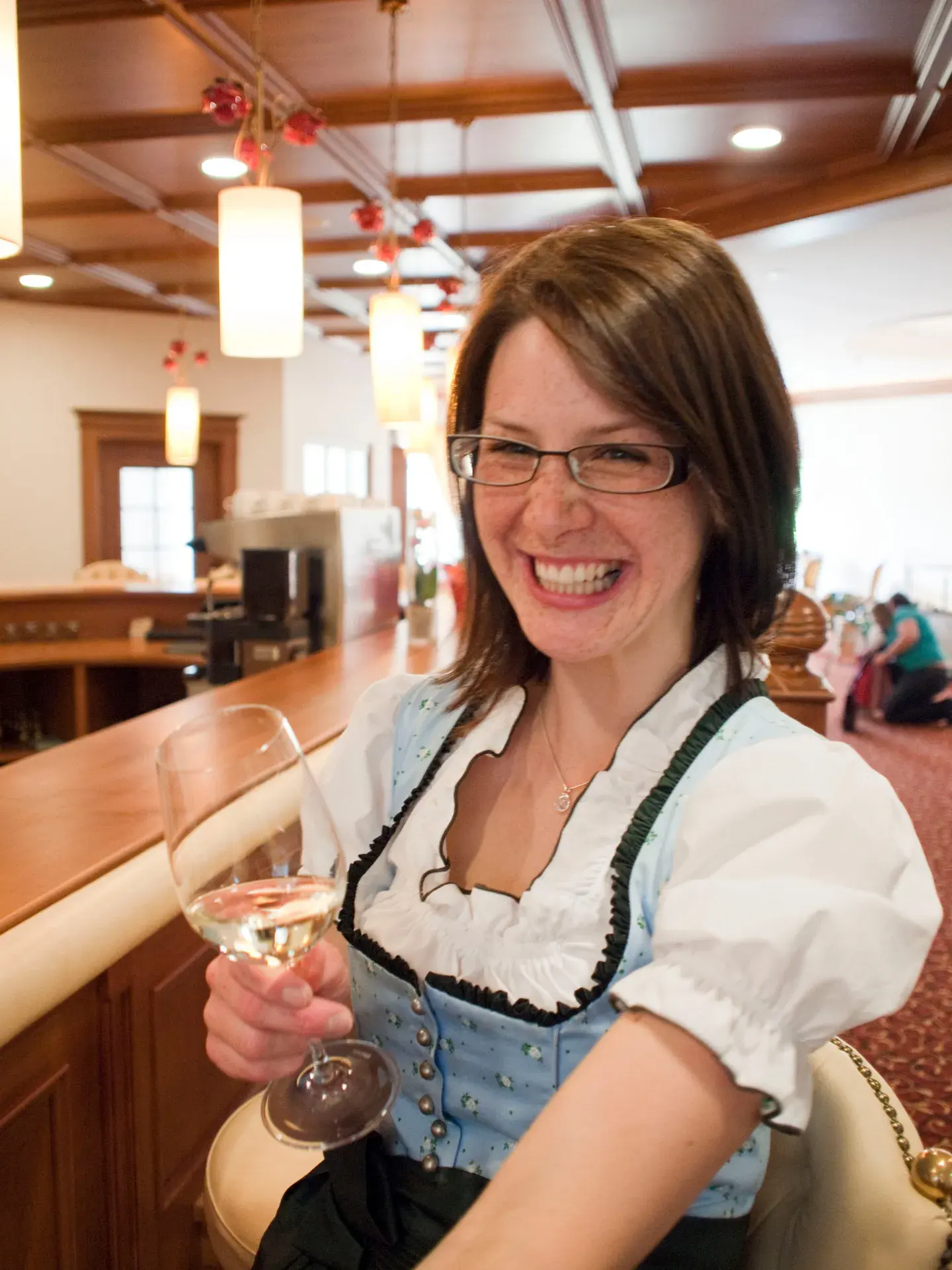 Gast mit Weinglas an der Hotelbar