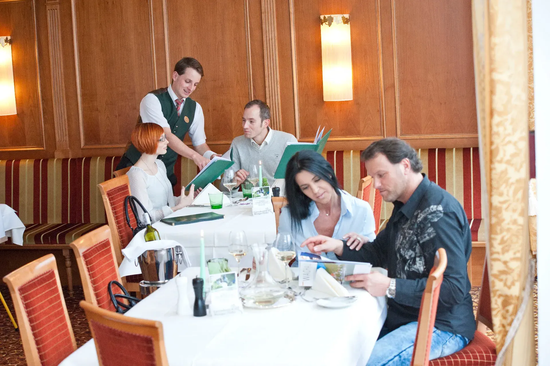Gäste im Restaurant Himmelsstiege