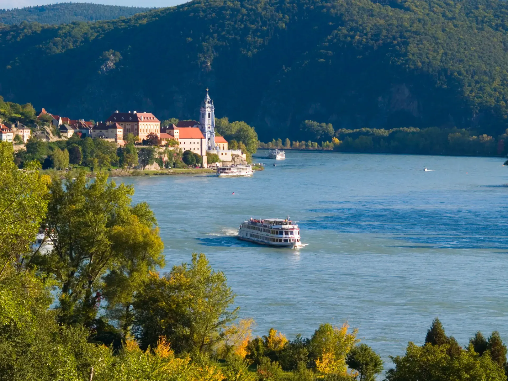 Donau bei Dürnstein mit Schifffahrt